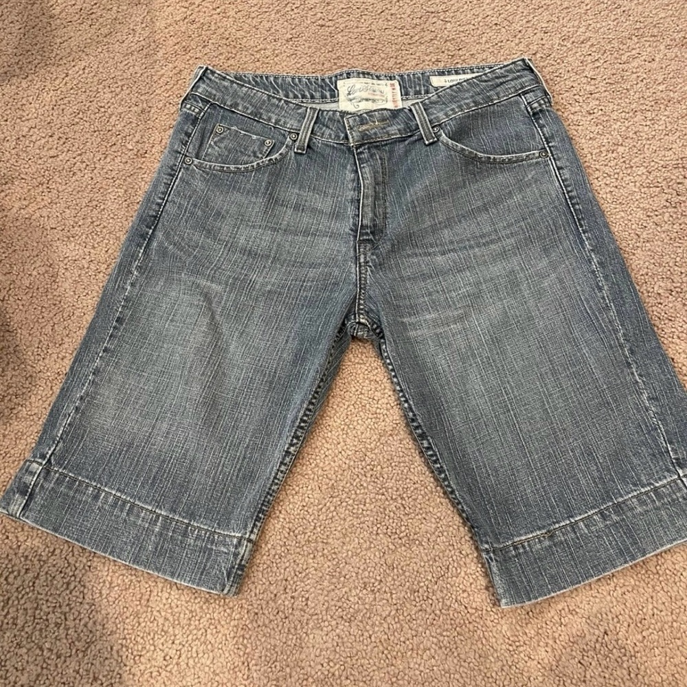 Authentic Trending LEVIS Low Rise Denim Bermuda Distressed Shorts - Picture 2 of 9
